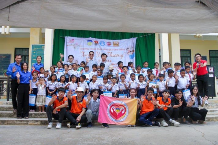 CLB Tình nguyện cộng đồng (CVC) HUTECH mang “Xuân yêu thương” đến các em học sinh tỉnh Bình Thuận 93