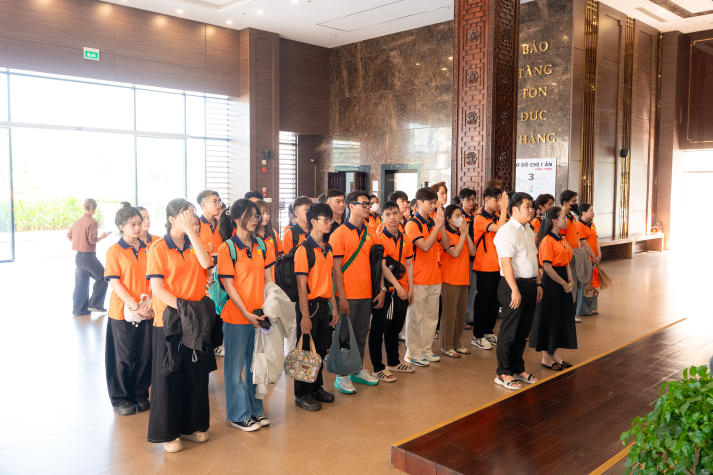 [Ảnh] Sinh viên Khoa Marketing - Kinh doanh quốc khám phá lịch sử, bồi đắp lý tưởng sống trên hành trình về nguồn 10