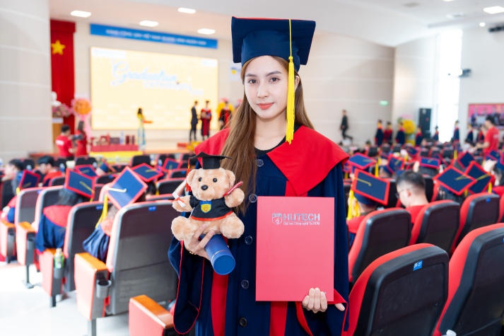 [Video] Over 400 HUTECH Masters and Bachelors of International and Transnational programs excitedly attend their graduation ceremony 192
