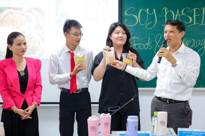 Sinh viên Quản trị Nhà hàng và Nghệ thuật ẩm thực tìm hiểu thực phẩm và đồ uống từ đậu nành 114
