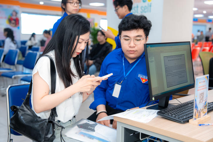 Ấn tượng HUTECH ngày nhập học: Chuyên nghiệp, chu đáo và tận tâm 17