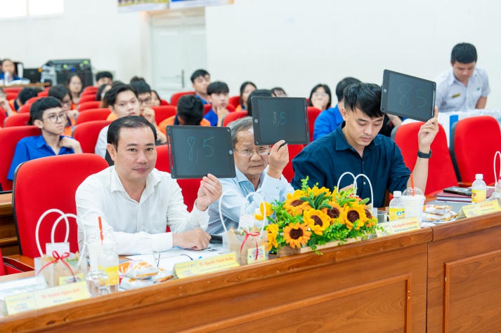 Trần Mỹ Uy - sinh viên Khoa Marketing - Kinh doanh quốc tế giành Quán quân cuộc thi HUTECH Young Leaders 2024 130