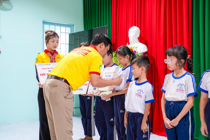 Xuân sắc xanh 2026: Sinh viên HUTECH mang Tết yêu thương đến với người dân Vĩnh Long 78