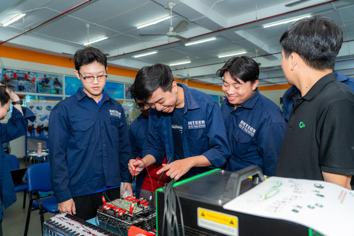 Sinh viên Viện Kỹ thuật cập nhật công nghệ chẩn đoán ô tô điện với thiết bị Launch X431 47