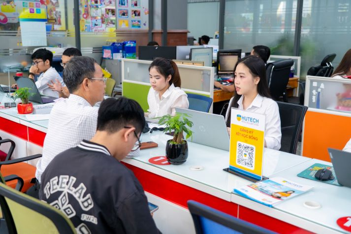 Đông đảo phụ huynh, thí sinh đến HUTECH tìm hiểu thông tin trước giai đoạn đăng ký nguyện vọng 24