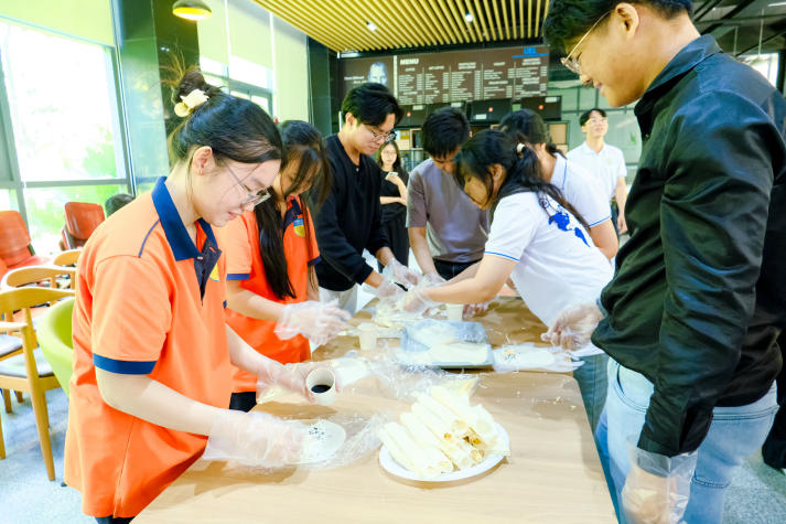 Sinh viên Khoa Tài chính - Thương mại giao lưu văn hóa dân gian cùng bạn bè quốc tế tại Chương trình “Wrap & Clap” 35