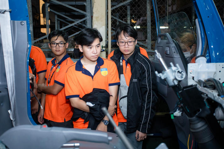 Sinh viên Viện Kỹ thuật tìm hiểu quy trình sản xuất ô tô tại Vĩnh Phát Motor 53