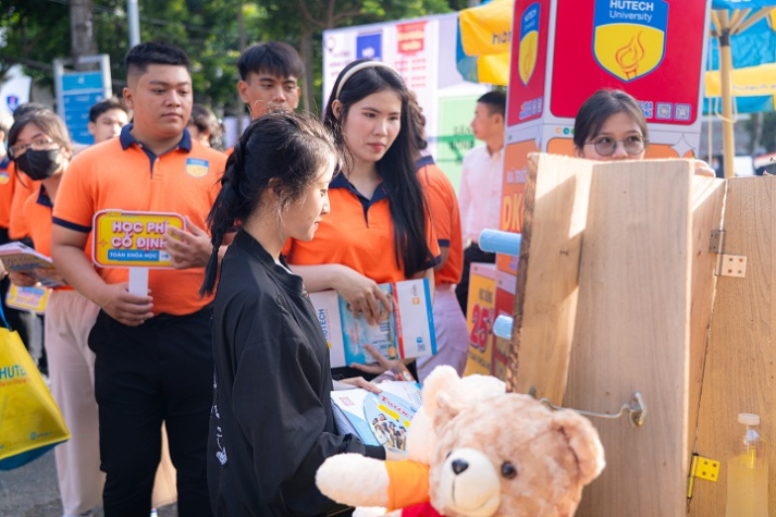 [Video] Nhiều thí sinh “chốt chọn” Nguyện vọng 1 vào HUTECH tại Ngày hội lựa chọn nguyện vọng xét tuyển 2025 67