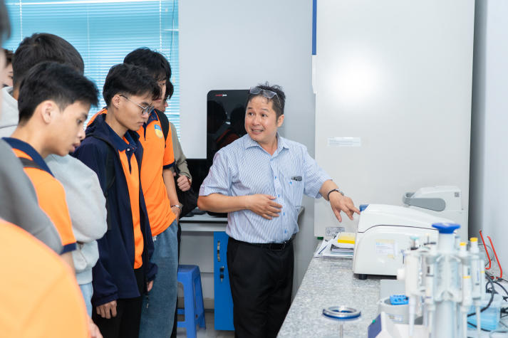 Sinh viên Công nghệ sinh học HUTECH khám phá tiềm năng vi sinh vật tại Viện Khoa học Sự sống 34