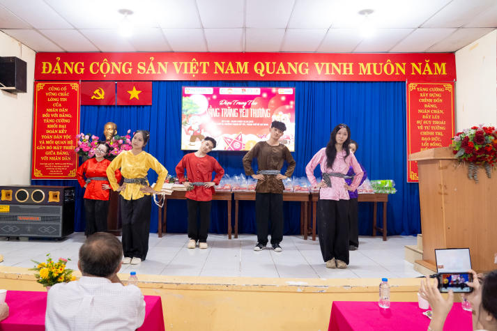 Thắp đèn Trung thu, trao yêu thương đến thiếu nhi Thạnh Mỹ Tây cùng sinh viên Khoa Nhật Bản học 37