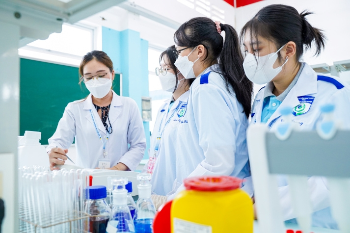 Bộ Giáo dục và Đào tạo công bố điểm sàn nhóm ngành sức khỏe năm 2025 147