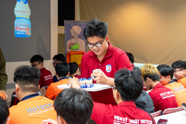 Sinh viên Viện Kỹ thuật tìm hiểu quy trình tự động hóa tại Nhà máy Yakult Việt Nam 75