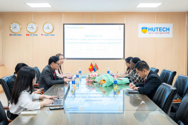 Đại sứ Nam Phi thăm HUTECH, hướng đến mở rộng hợp tác đào tạo và trao đổi sinh viên 16