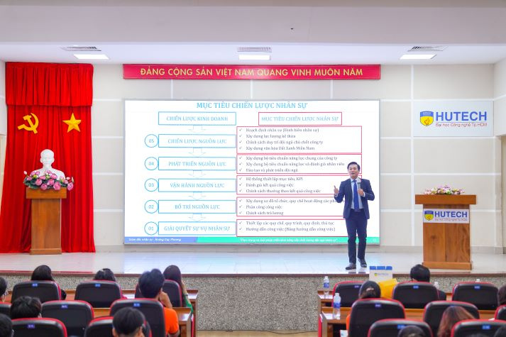 Tốt nghiệp sớm, thành tích nổi bật: 3 sinh viên ngành Quản trị nhân lực ghi dấu ấn mạnh mẽ 58
