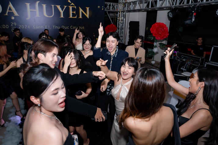 Sinh viên Quan hệ công chúng trình làng các video phóng sự và tỏa sáng tại Đêm tiệc "Dạ Huyền" 206