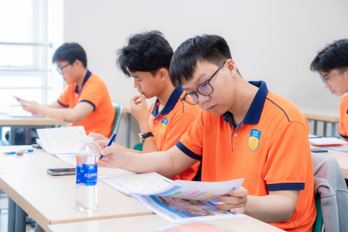 [Video] Sinh viên HUTECH học cách làm chủ tài chính từ chuyên gia trong dự án "Hanwha Life Finance Mentor" 42