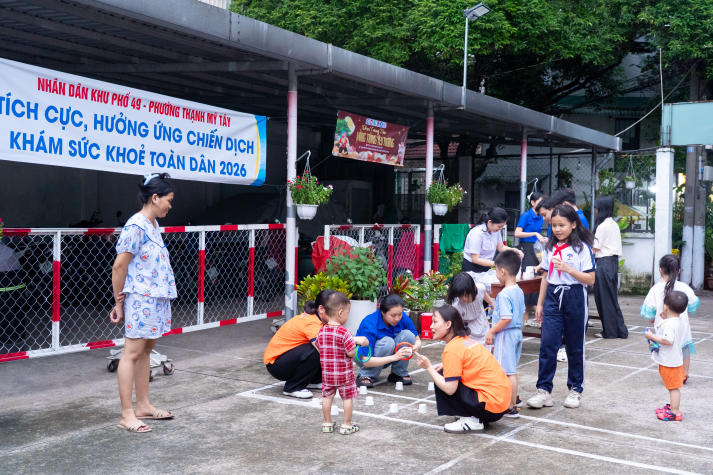 Thắp đèn Trung thu, trao yêu thương đến thiếu nhi Thạnh Mỹ Tây cùng sinh viên Khoa Nhật Bản học 13