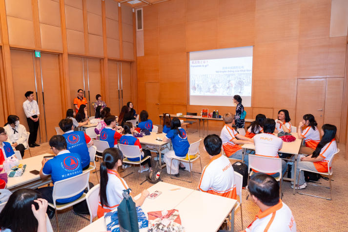 Khoa Nhật Bản học phối hợp cùng Tổng Lãnh sự quán Nhật Bản lan tỏa văn hóa Furoshiki đến sinh viên 44