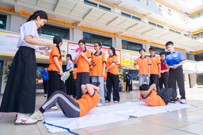 Sinh viên Khoa Tài chính - Thương mại bứt phá thể lực tại Ngày hội Thanh niên khỏe 62