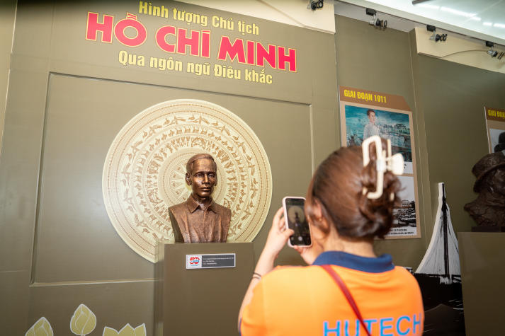 [Ảnh] Về nguồn tại Bến Nhà Rồng: Hành trình ý nghĩa của sinh viên Khoa Tài chính - Thương mại 131