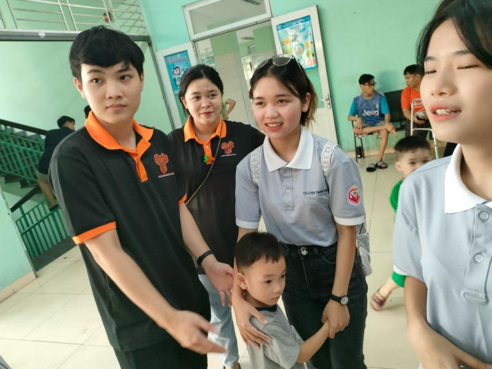 “Bộ 3” Câu lạc bộ tình nguyện của HUTECH lan tỏa mùa xuân yêu thương đến các em nhỏ Trung tâm nuôi dưỡng bảo trợ trẻ em Tam Bình 85