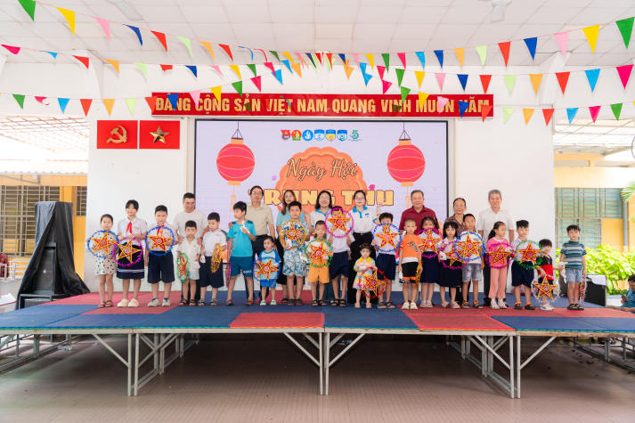 “Trung thu yêu thương 2025”: Sinh viên HUTECH kết nối trái tim, sẻ chia niềm vui cùng trẻ em Bình Thạnh 82