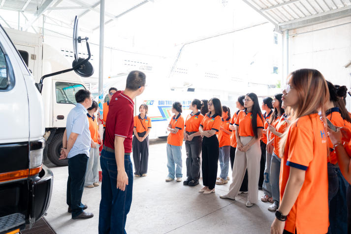 Sinh viên Quan hệ công chúng “bước vào hậu trường” sản xuất chương trình truyền hình trực tiếp tại HTV 54