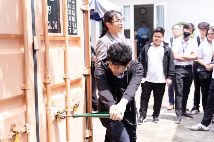 Sinh viên Viện Công nghệ Việt - Nhật tìm hiểu hoạt động khai thác cảng tại Tân Cảng - Cát Lái 61