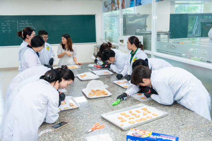 [Video] Sinh viên Công nghệ thực phẩm HUTECH trải nghiệm làm bánh quy gừng, lan tỏa sắc màu Giáng sinh 71