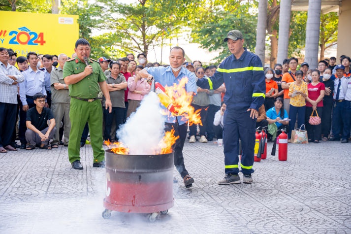 ​HUTECH tổ chức diễn tập phòng cháy chữa cháy, tăng cường kỹ năng sống cho sinh viên 70