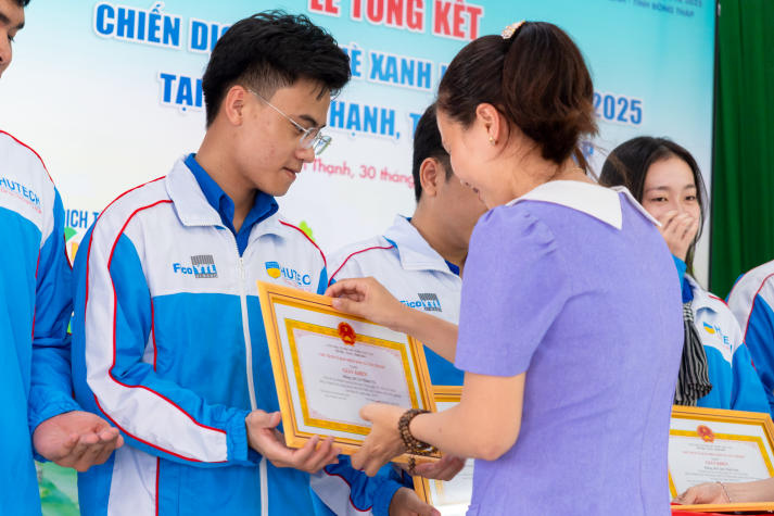 Mùa hè xanh HUTECH 2025 mặt trận Đồng Tháp: Hành trình trưởng thành, gắn kết và lan tỏa yêu thương 133