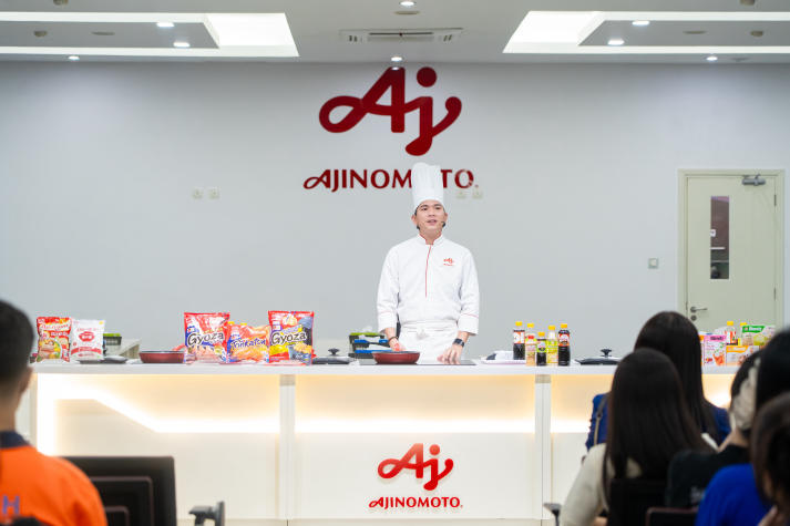 Sinh viên Công nghệ thực phẩm “mắt thấy, tay chạm” quy trình sản xuất xanh tại Nhà máy Ajinomoto Việt Nam 35