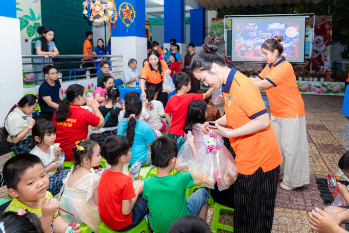 Sinh viên Khoa Thẩm mỹ và Khoa học sự sống tự tay đem “vầng trăng yêu thương” đến thiếu nhi phường Xóm Chiếu 62