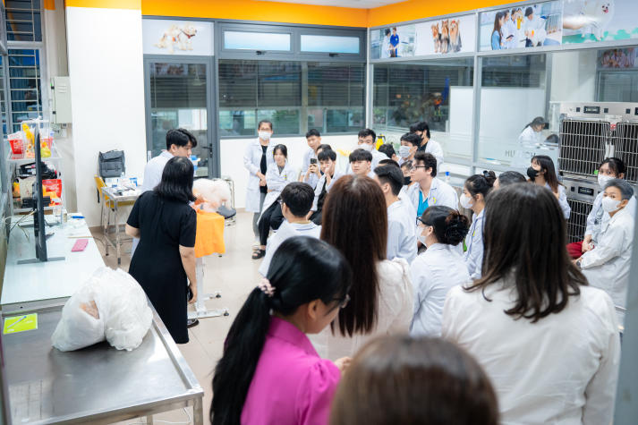 HUTECH and Adelaide University discuss cooperation in Veterinary Science and Engineering 62