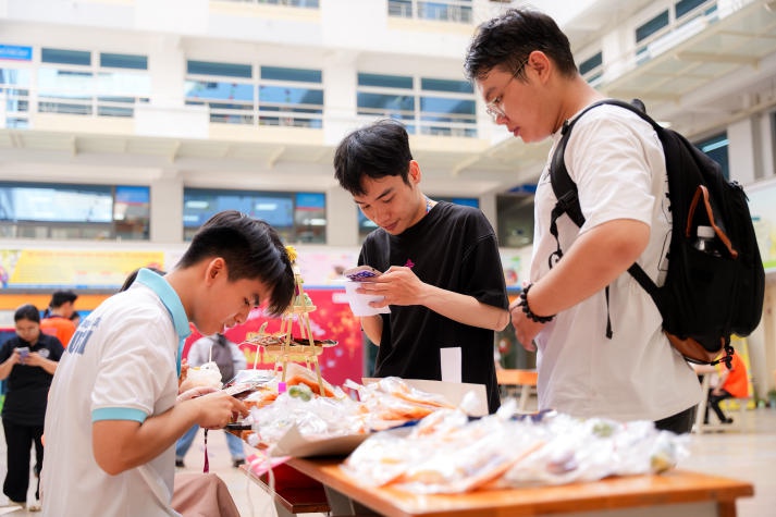 Sinh viên HUTECH hào hứng khám phá phiên chợ “Xuân sắc màu” của Khoa Dược 20