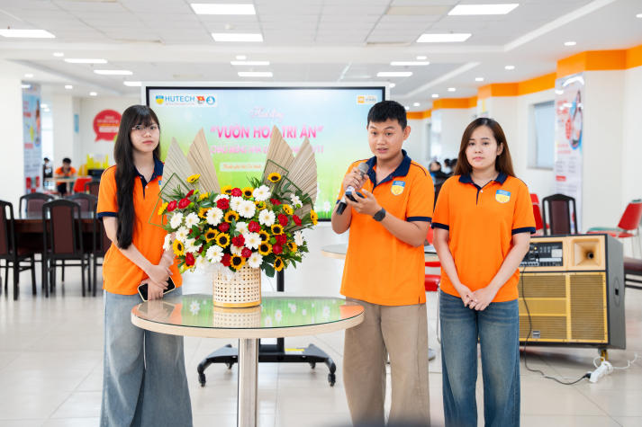 [Ảnh] Khoảnh khắc đẹp tại cuộc thi cắm hoa 20/11: Sinh viên HUTECH gửi trọn yêu thương đến các nhà giáo 55