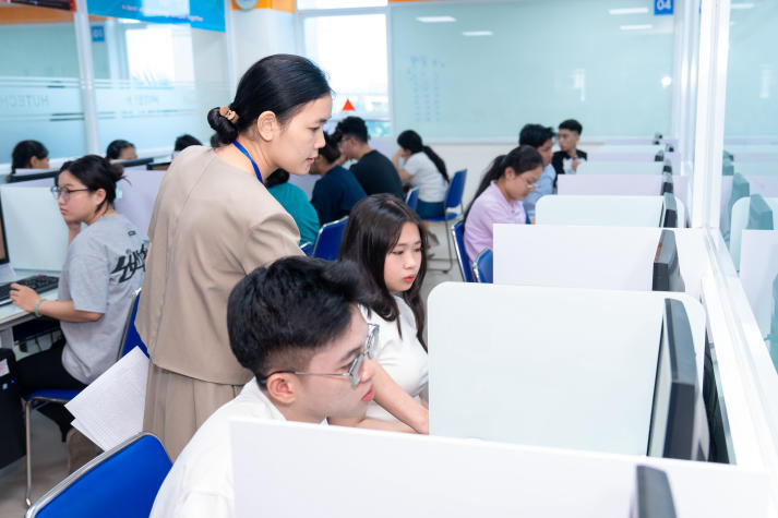 HUTECH phối hợp UEF tổ chức thành công kỳ thi V-SAT 2026 cho gần 1.000 thí sinh 87