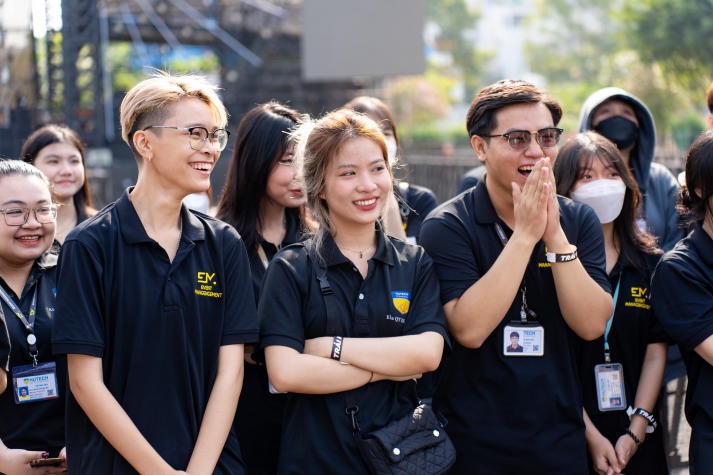 [Video] Sinh viên ngành Quản trị Sự kiện HUTECH khám phá công nghệ thủy lực sân khấu lần đầu có mặt tại Việt Nam 46