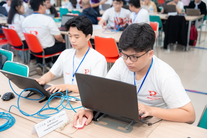 [Ảnh] Gần 1000 thí sinh bước vào chuỗi thử thách công nghệ tại OLP’25, OlpAI’25, Procon’25 và ICPC Asia HCMC 2025 96