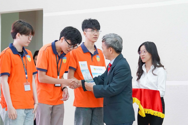 Khoa Công nghệ thông tin tổ chức cuộc thi “Ươm mầm tài năng IT”, Hội nghị tổng kết và phát động phong trào sinh viên năm học 2022-2023 235