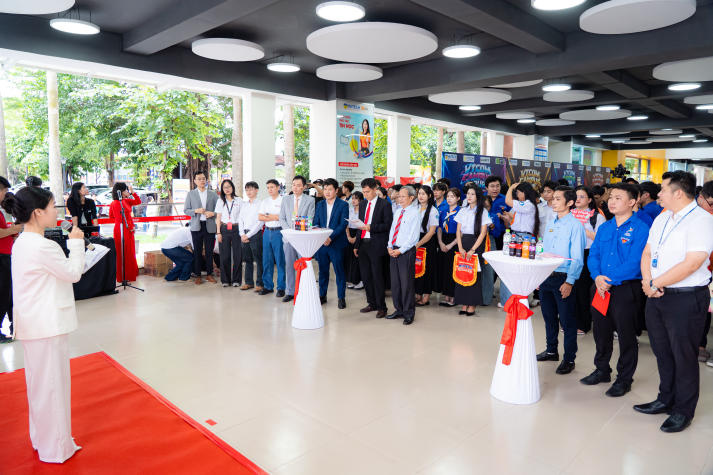 “HUTECH - Newbies Say Hi!” mở màn năm học mới với loạt trải nghiệm đa sắc 175