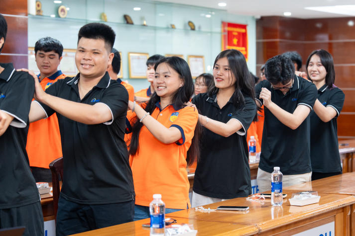 Tân sinh viên Khoa Hệ thống thông tin quản lý “mở khóa” hành trình đại học 61