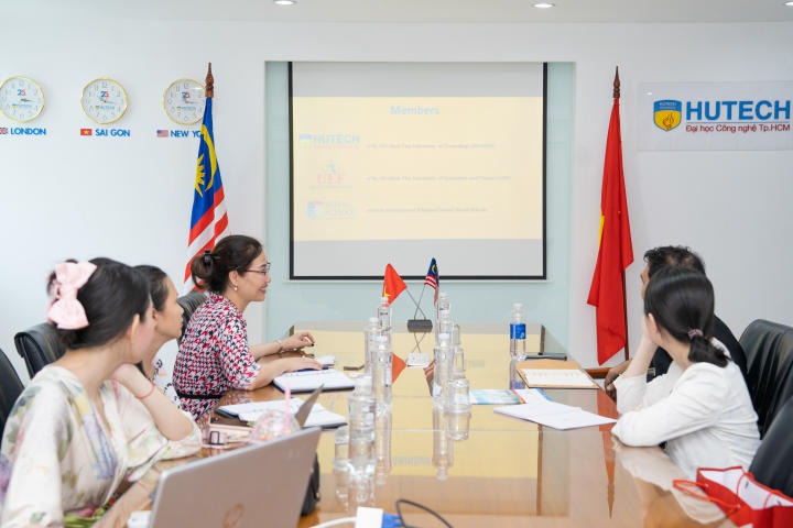 HUTECH welcomed and worked with the Education Office of the Consulate General of Malaysia in Ho Chi Minh City 11