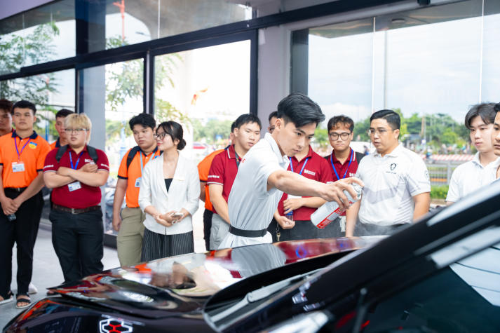 [Video] BƯỚC VÀO THẾ GIỚI CỦA NHỮNG SIÊU XE BẬC NHẤT VÀ CÔNG NGHỆ ĐỈNH CAO – SINH VIÊN VIỆN ĐÀO TẠO QUỐC TẾ HUTECH ĐÃ CÓ MỘT NGÀY “MÃN NHÃN” TẠI AVERY DENNISON! 20