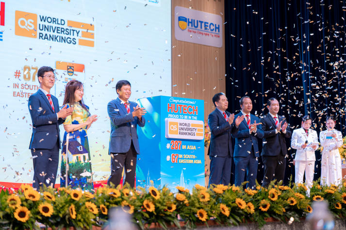 [Video] HUTECH long trọng công bố xếp hạng QS Ranking trong dịp Tri ân Nhà giáo 20/11 55