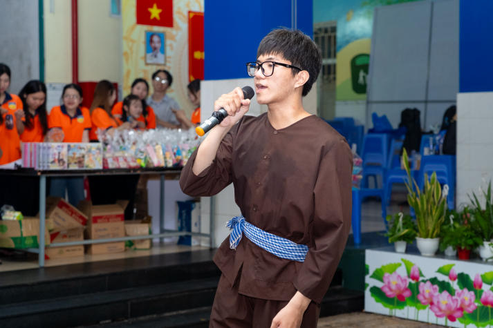 Sinh viên Khoa Thẩm mỹ và Khoa học sự sống tự tay đem “vầng trăng yêu thương” đến thiếu nhi phường Xóm Chiếu 26