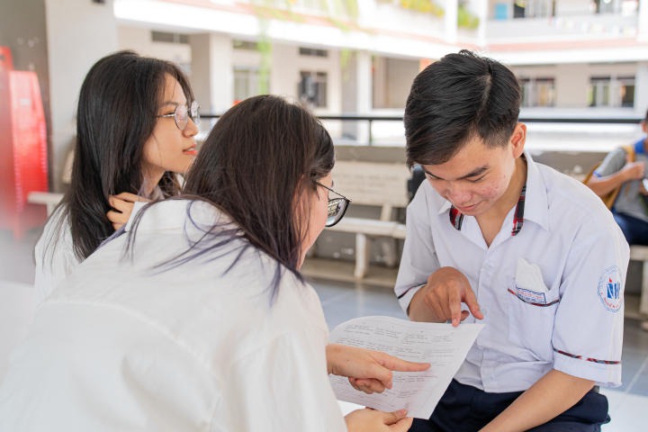 Sinh viên Tâm lý học HUTECH chia sẻ về tâm lý chọn ngành đại học cùng học sinh trường THPT Nguyễn Hữu Thọ 80