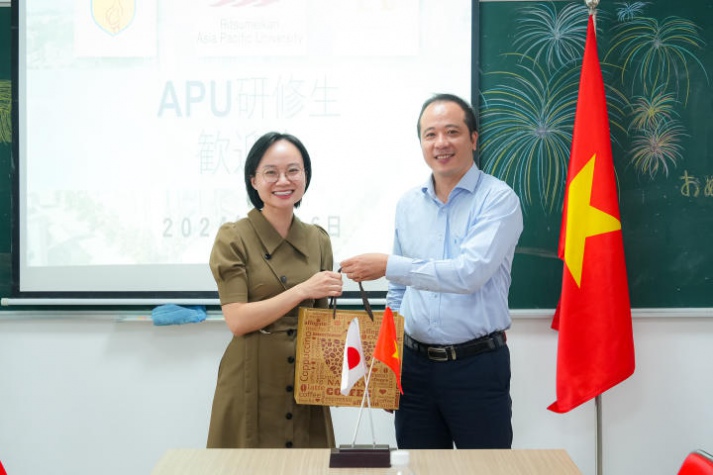 Khoa Nhật Bản học tiếp nhận 02 sinh viên Đại học Ritsumeikan Asia Pacific (APU) đến thực tập 40