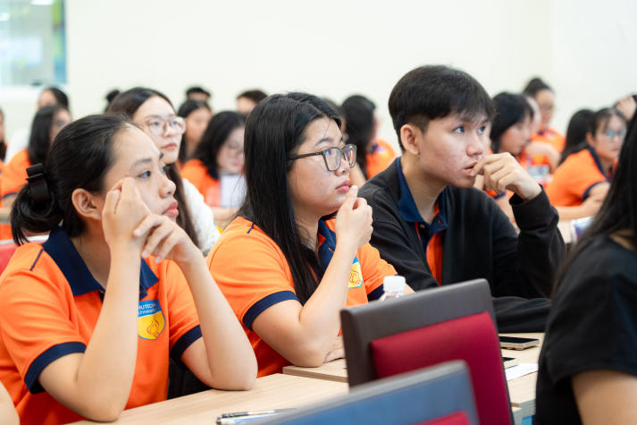 Sinh viên VKIT Khóa 21 trình làng loạt ý tưởng sáng tạo tại Triển lãm Poster 27