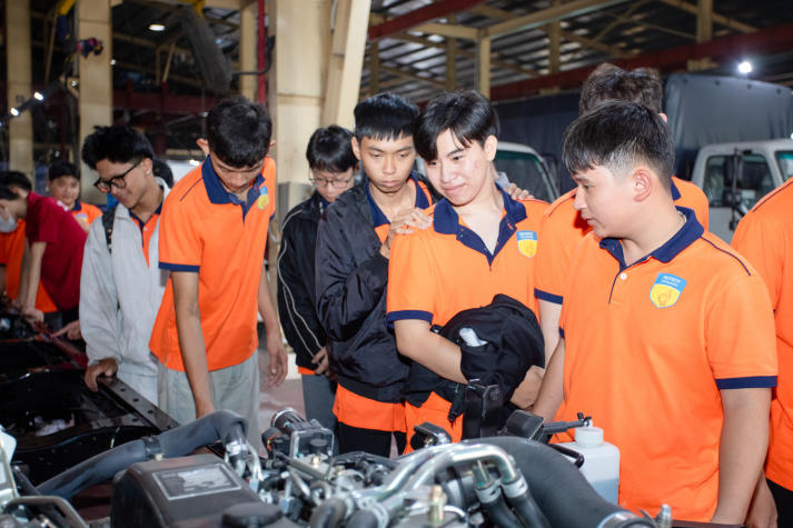 Sinh viên Viện Kỹ thuật tìm hiểu quy trình sản xuất ô tô tại Vĩnh Phát Motor 50